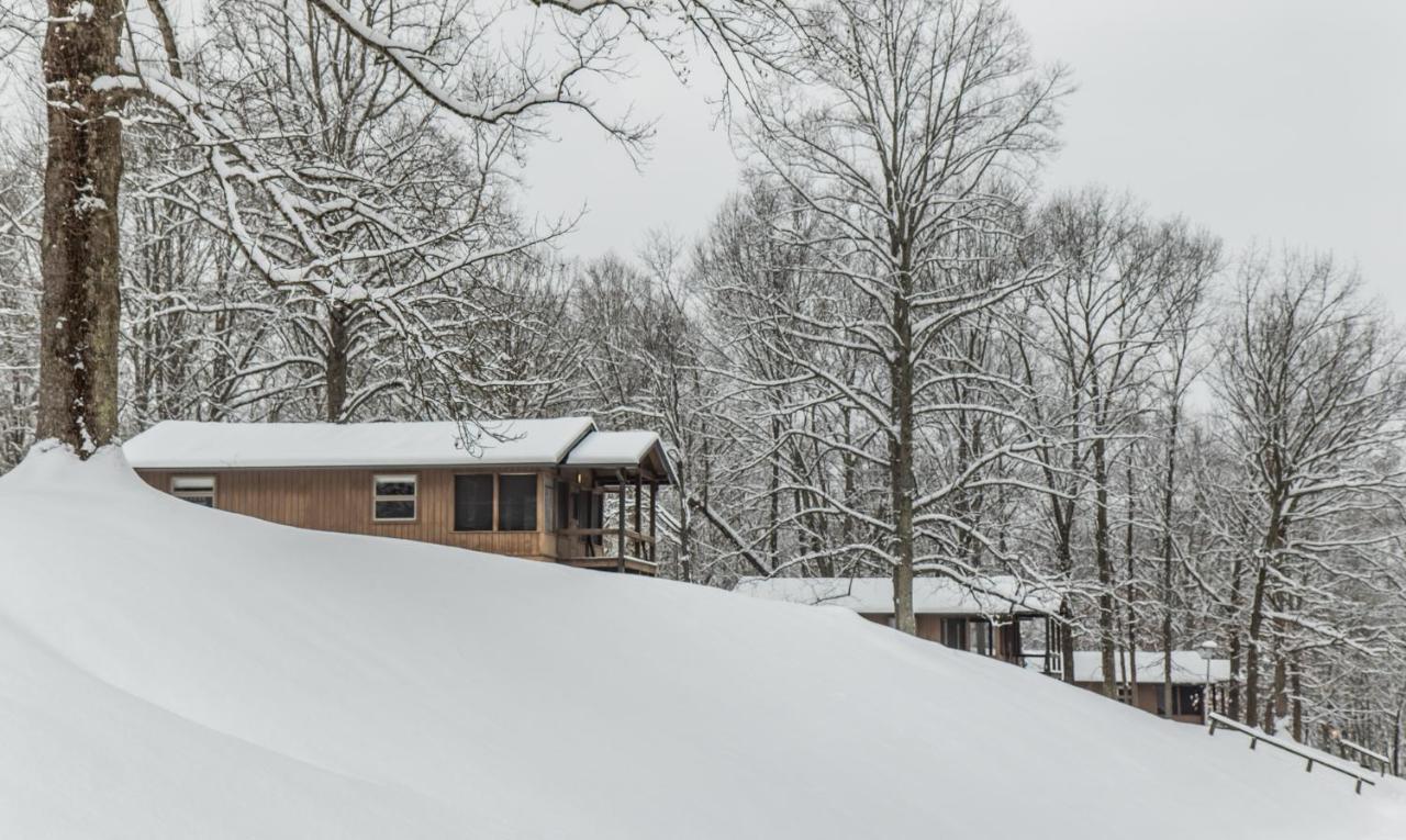 Burr Oak Lodge And Conference Center Glouster Екстер'єр фото